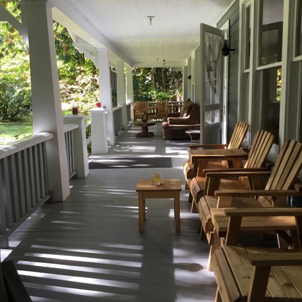 Mountain Meadows Inn & Chalet Suites in Ashford, US